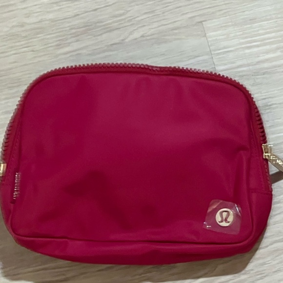 NWT Lululemon 2L Crossbody Belt Bag Rumble Berry Gold Hardware - Picture 6 of 11